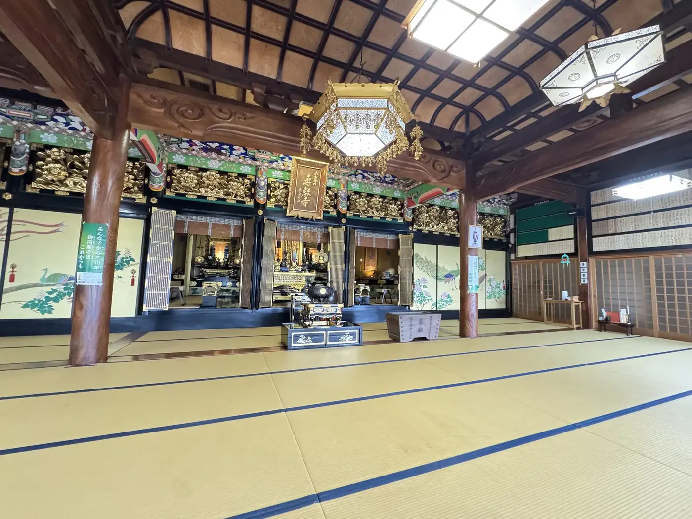 専教寺 本堂の内陣と外陣