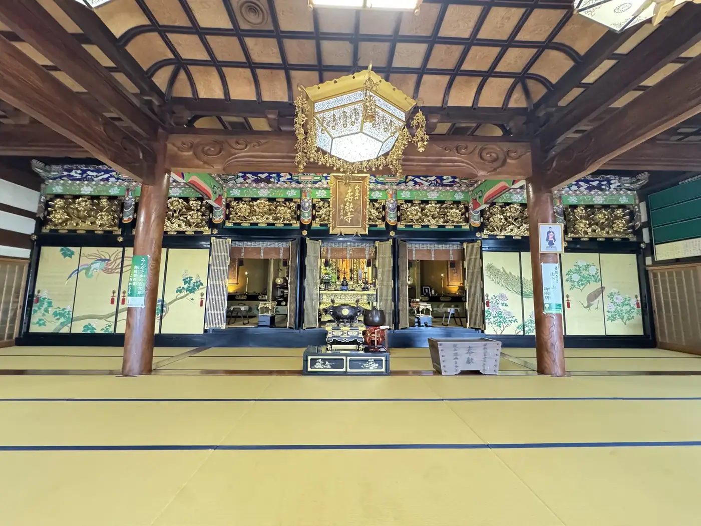 専教寺 本堂の外陣（浄土真宗本願寺派・北九州市小倉南区）