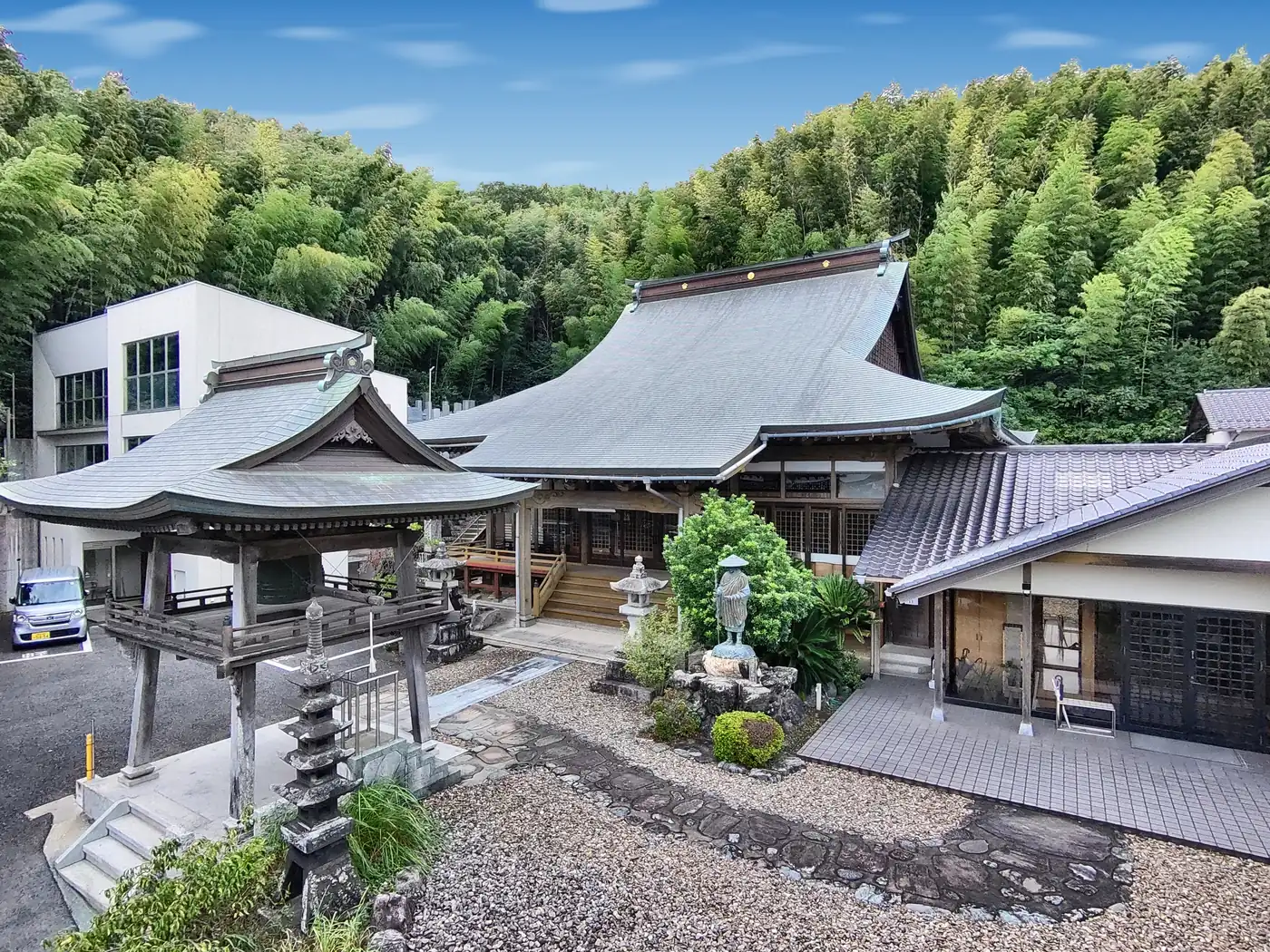 専教寺の境内（北九州市小倉南区蒲生）