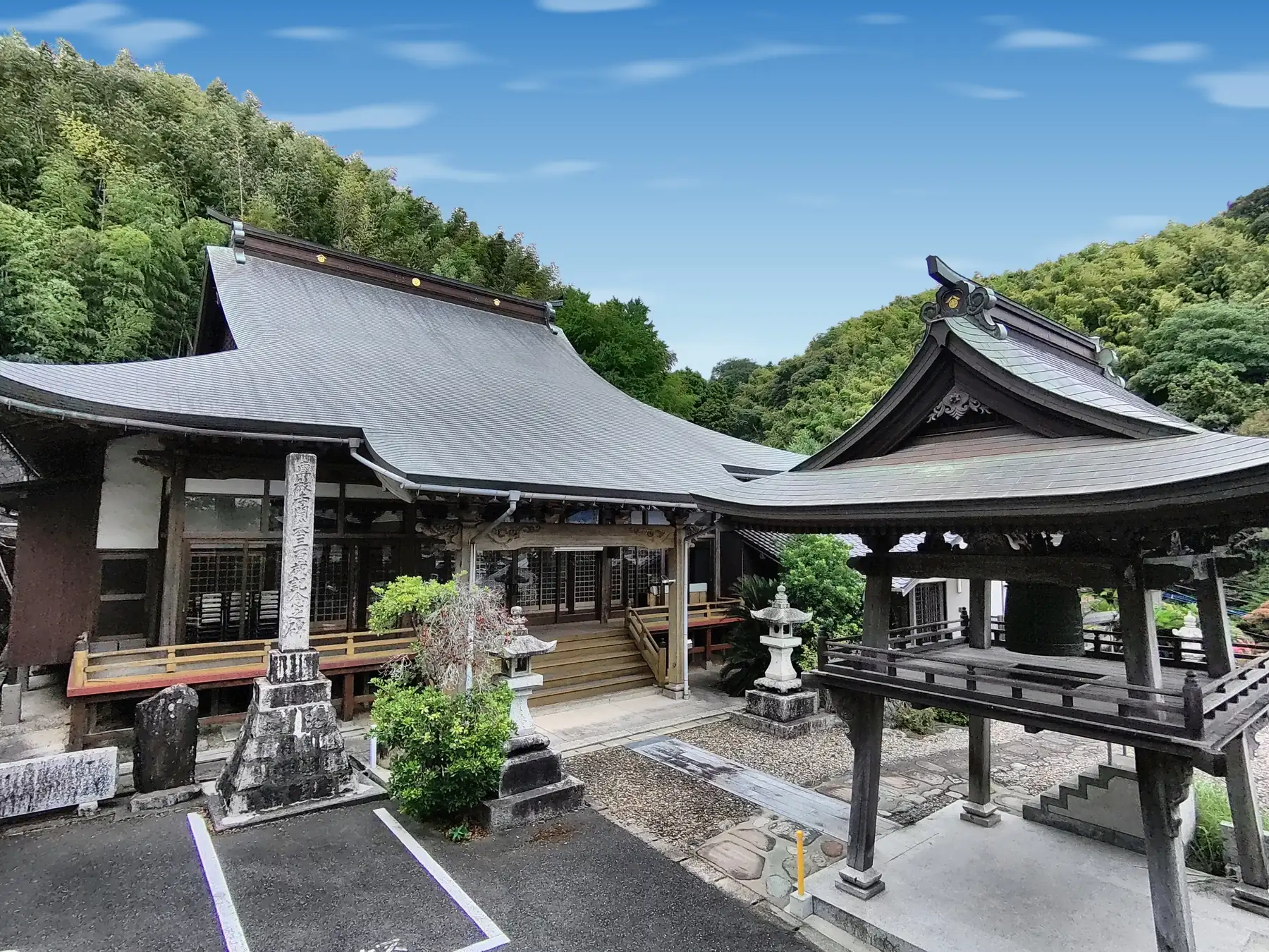 衣裏山 専教寺｜竹林に抱かれた本堂と鐘楼（北九州市小倉南区蒲生）