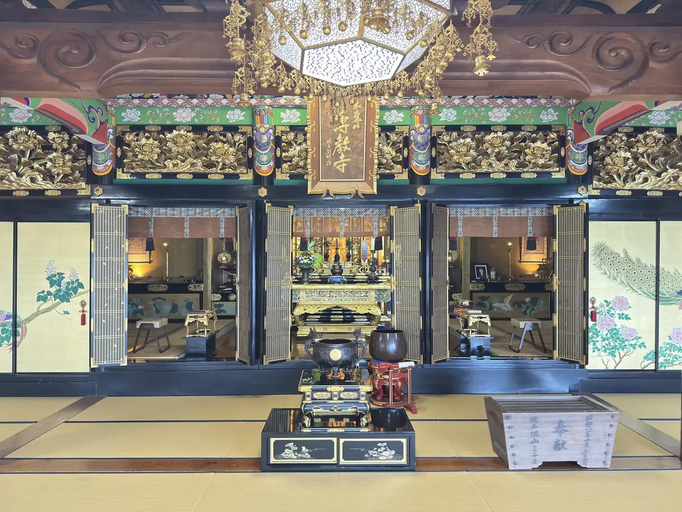 専教寺 本堂の内陣（浄土真宗本願寺派・北九州市小倉南区）
