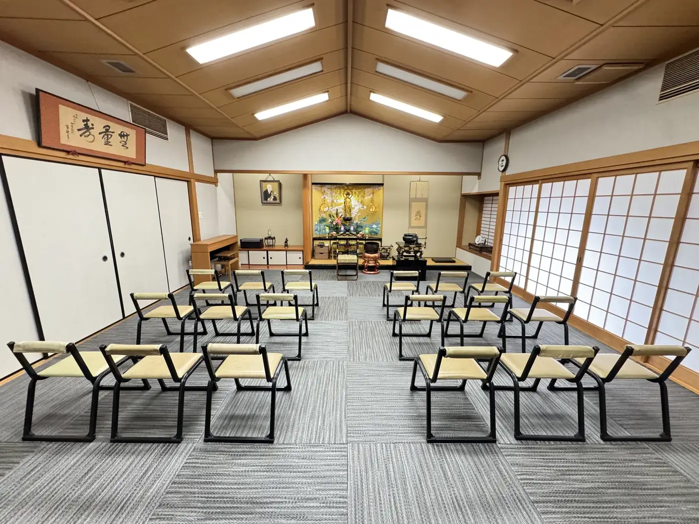 専教寺 式場（イス席）